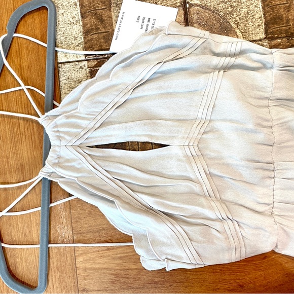 NWT Elliatt Elation dress, size S, taupe color, Keyhole and scalloped detailing - Picture 8 of 8